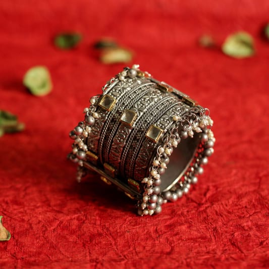 Inaara Kundan Handcuff